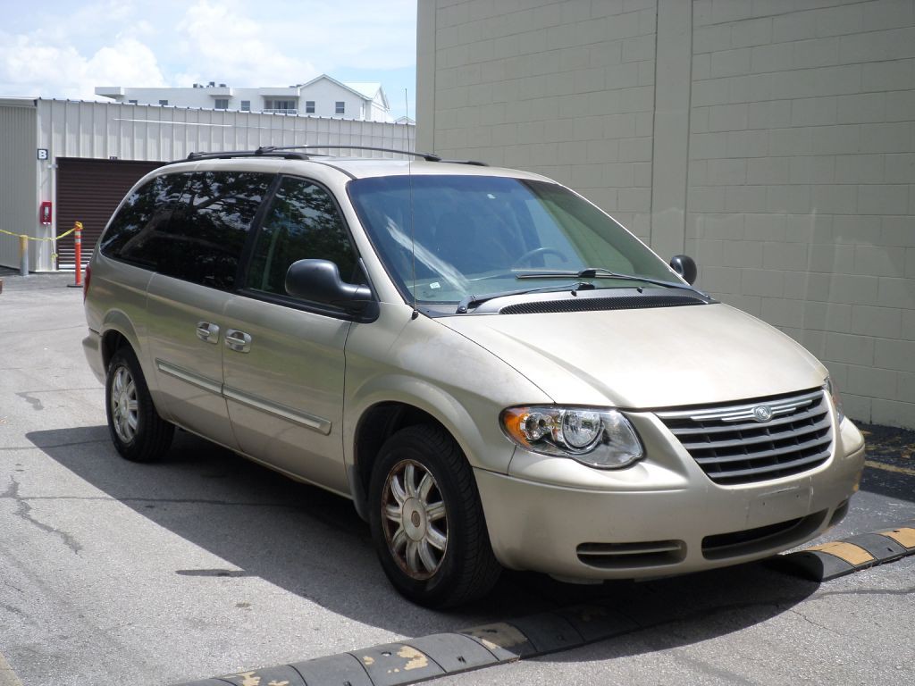 2007 Chrysler Town & Country Image 2