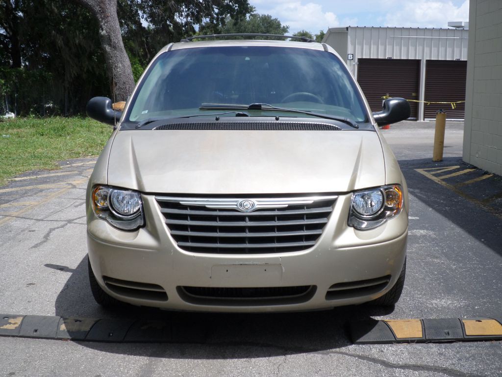 2007 Chrysler Town & Country Image 3