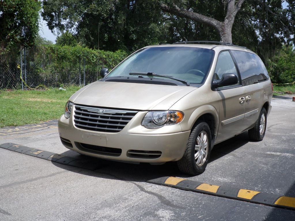 2007 Chrysler Town & Country Image 4