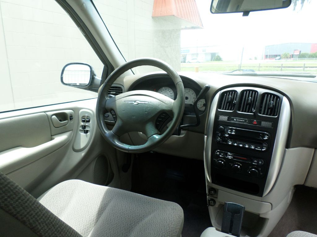 2007 Chrysler Town & Country Image 12