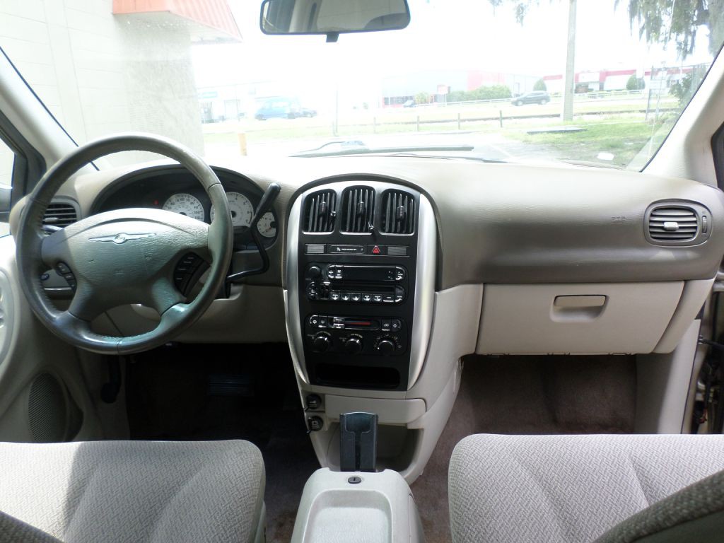 2007 Chrysler Town & Country Image 13