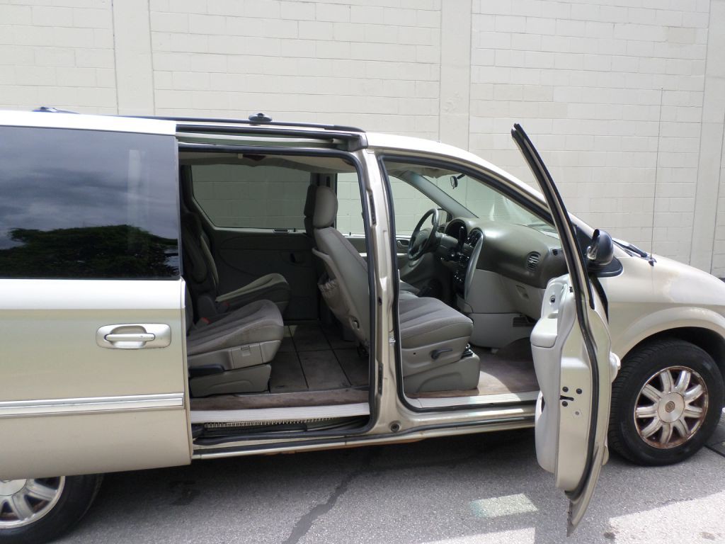 2007 Chrysler Town & Country Image 16