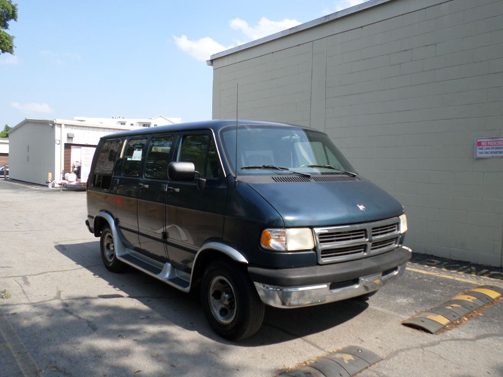 1997 Dodge Ram Van Image 2