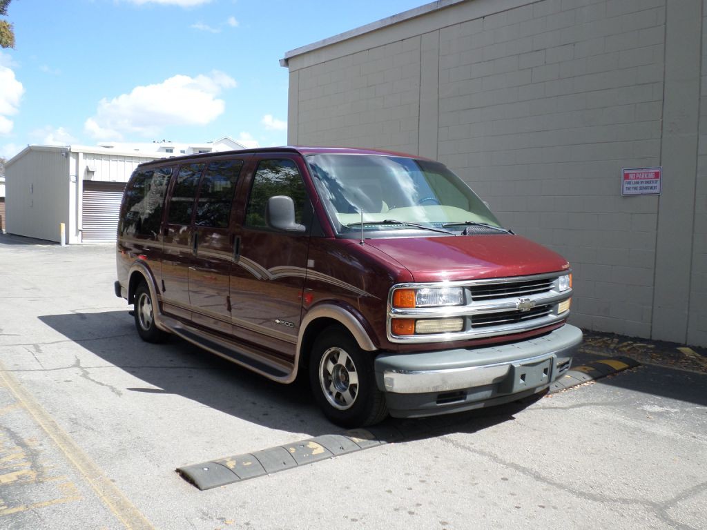 2000 Chevrolet Express Image 2
