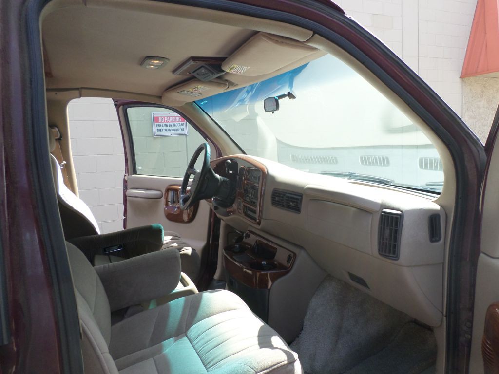 2000 Chevrolet Express Image 17