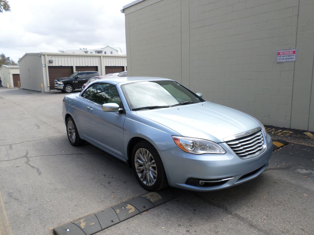 2012 Chrysler 200 Image 3
