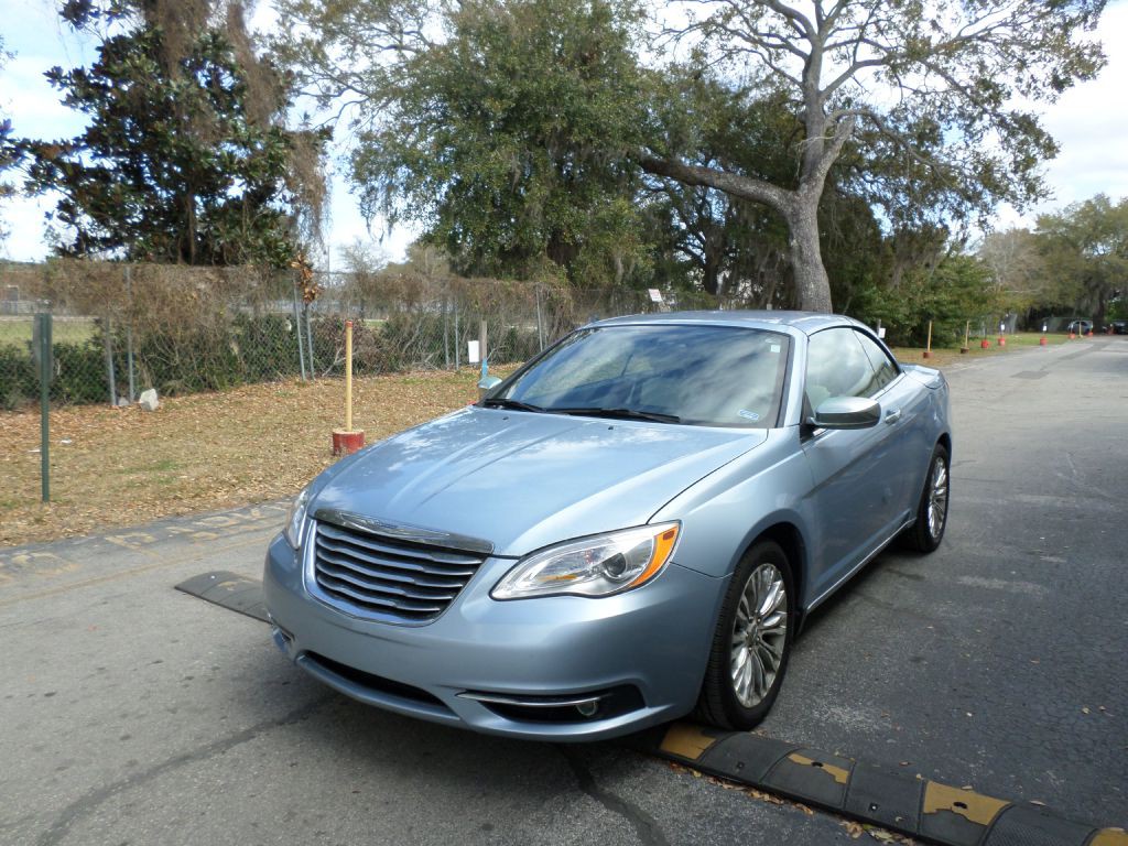 2012 Chrysler 200 Image 4
