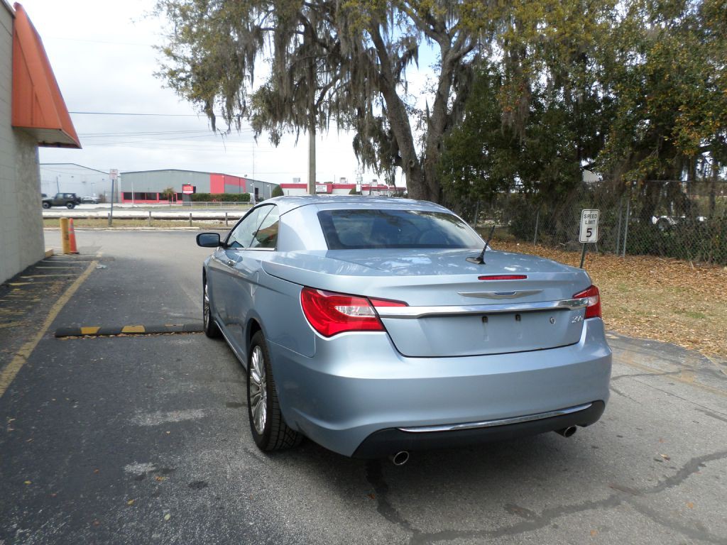 2012 Chrysler 200 Image 7