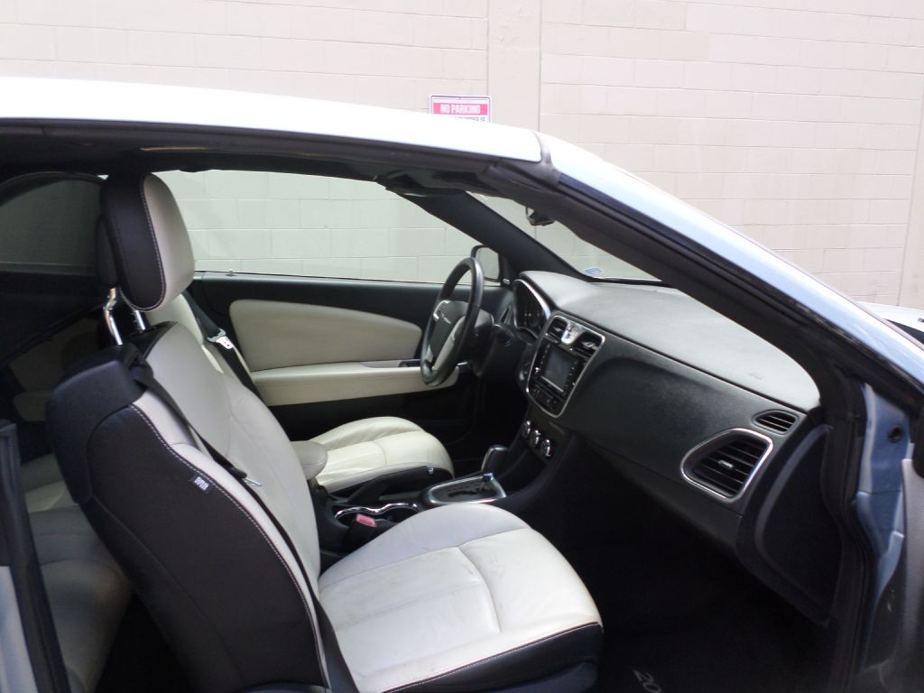 2012 Chrysler 200 Image 9