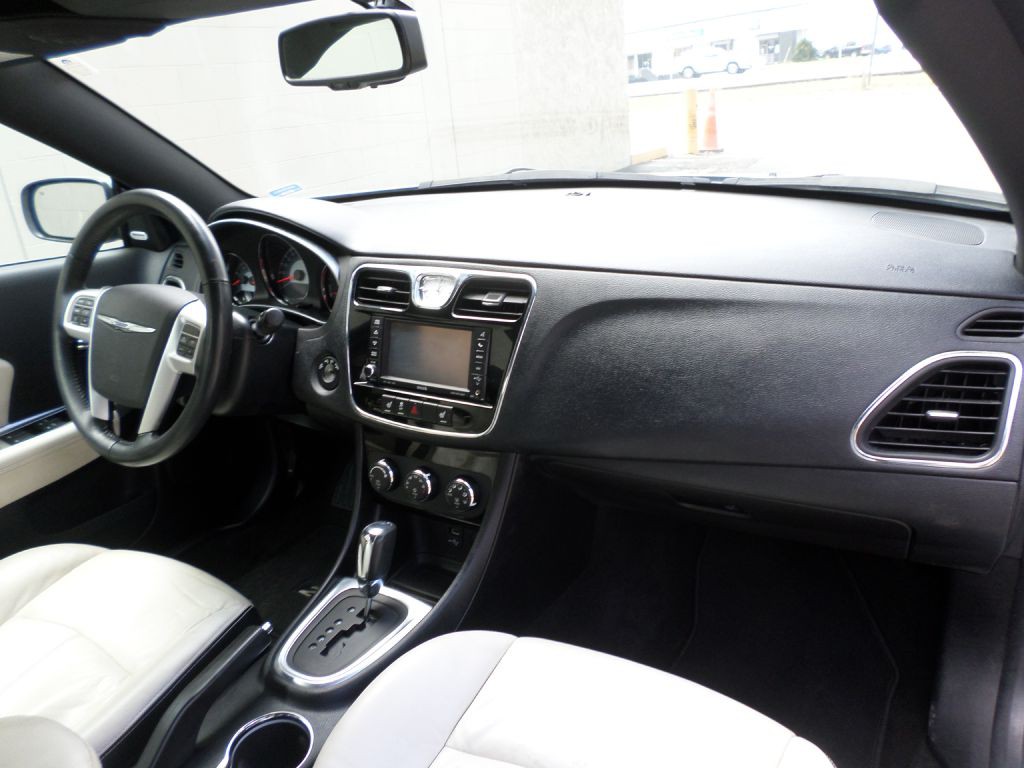 2012 Chrysler 200 Image 11