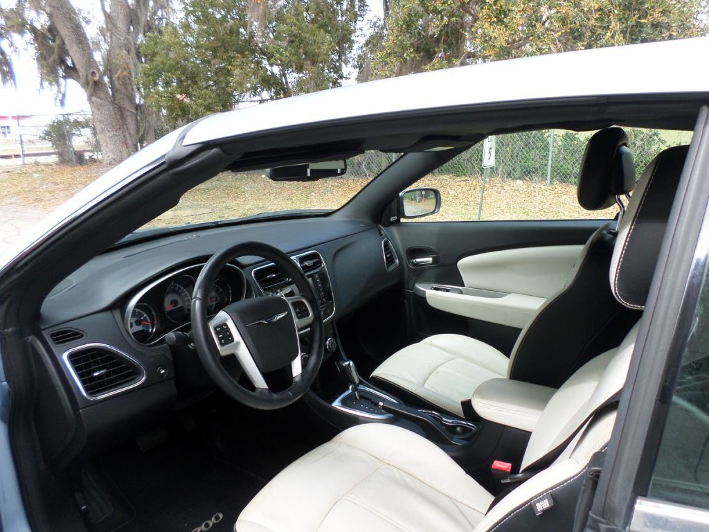 2012 Chrysler 200 Image 20