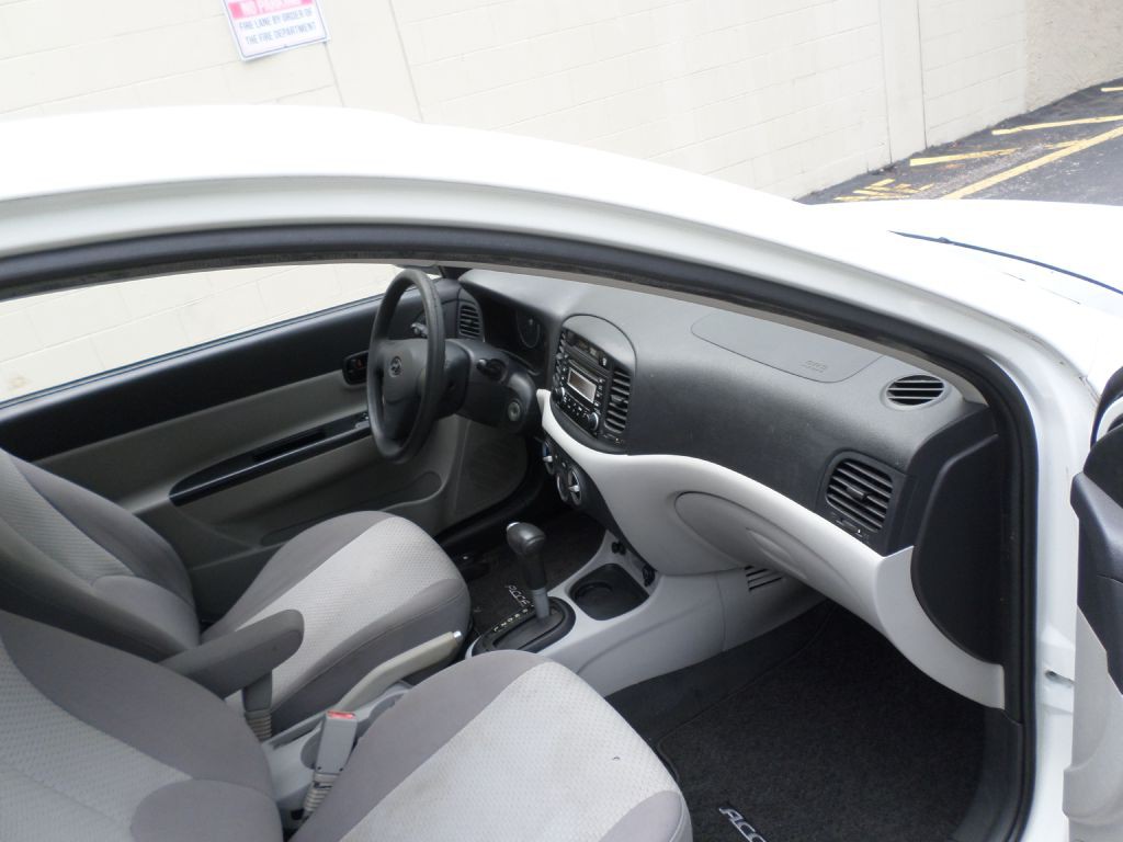 2008 Hyundai Accent Image 11