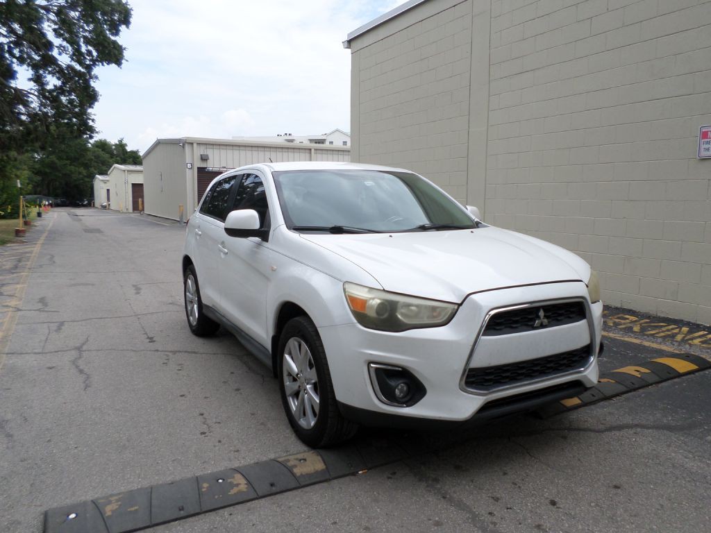 2014 Mitsubishi Outlander Image 2