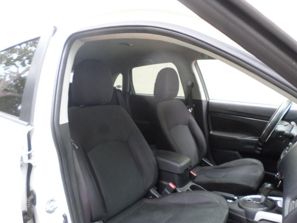2014 Mitsubishi Outlander Image 11