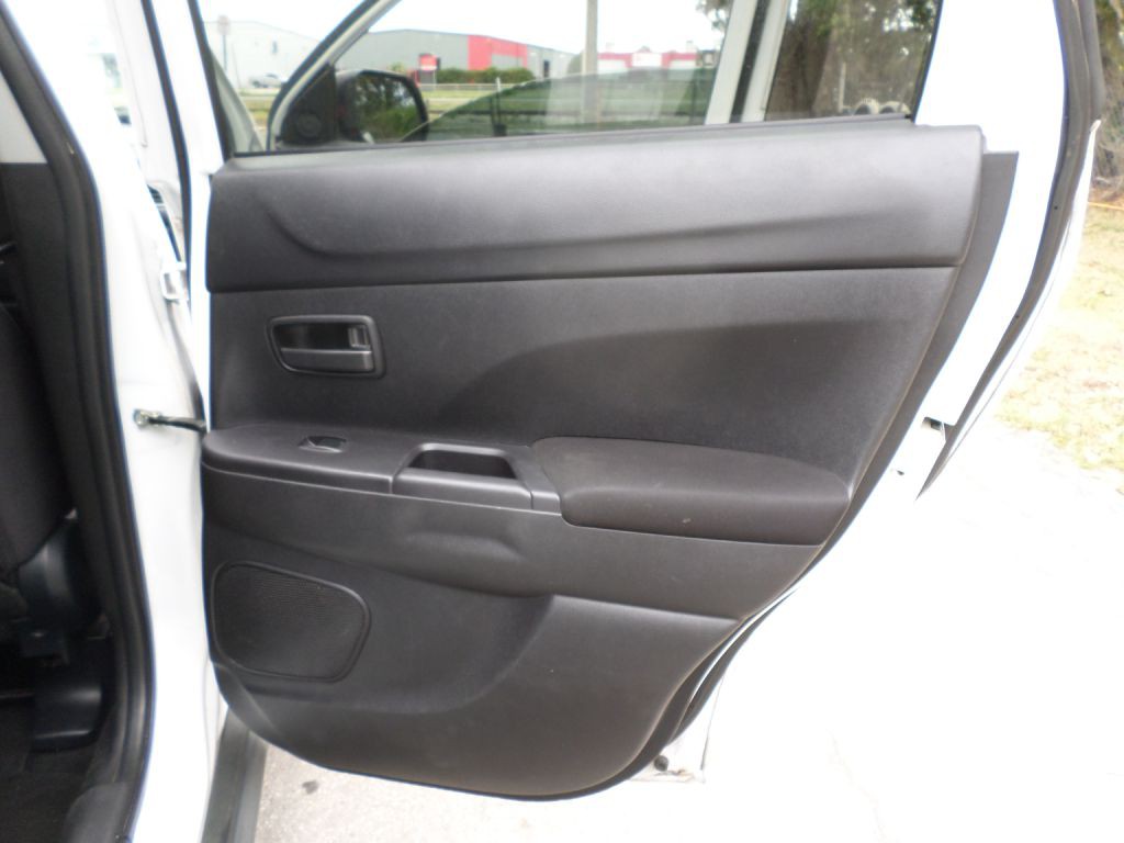 2014 Mitsubishi Outlander Image 16