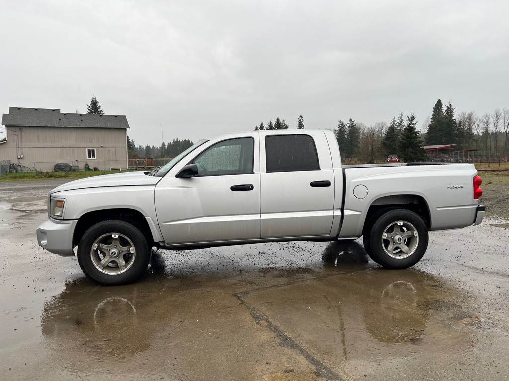 2011 Dodge Dakota Image 2