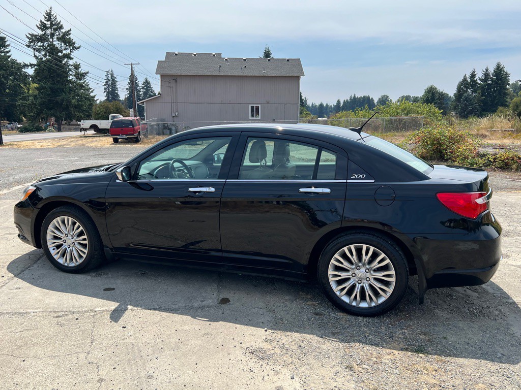 2011 Chrysler 200 Image 9