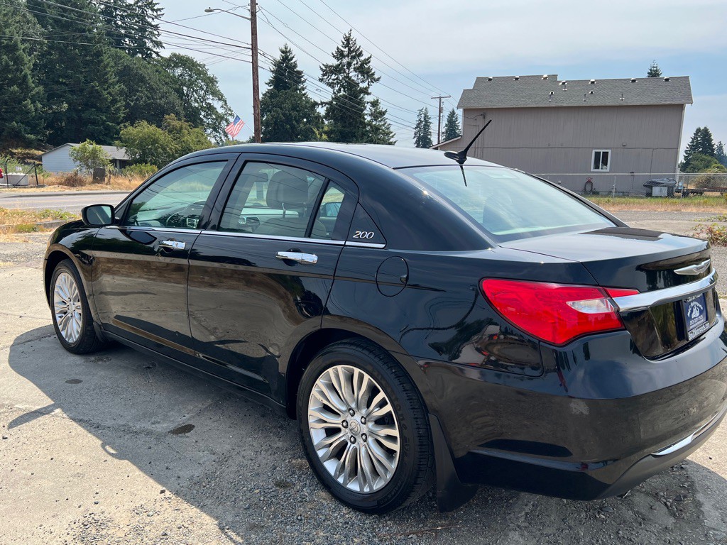 2011 Chrysler 200 Image 10