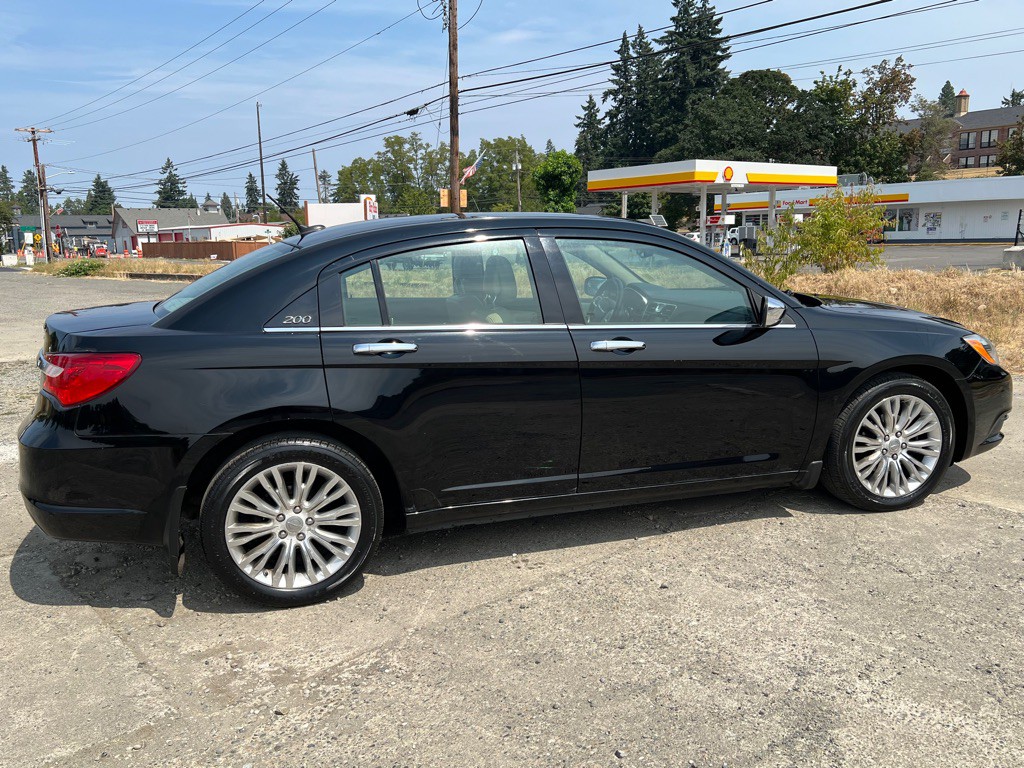 2011 Chrysler 200 Image 17