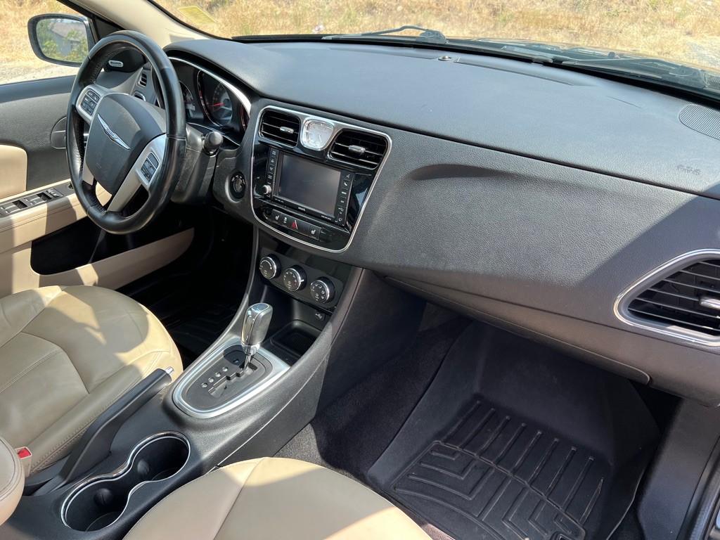 2011 Chrysler 200 Image 21