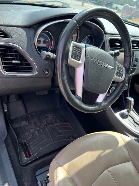 2011 Chrysler 200 Image 25
