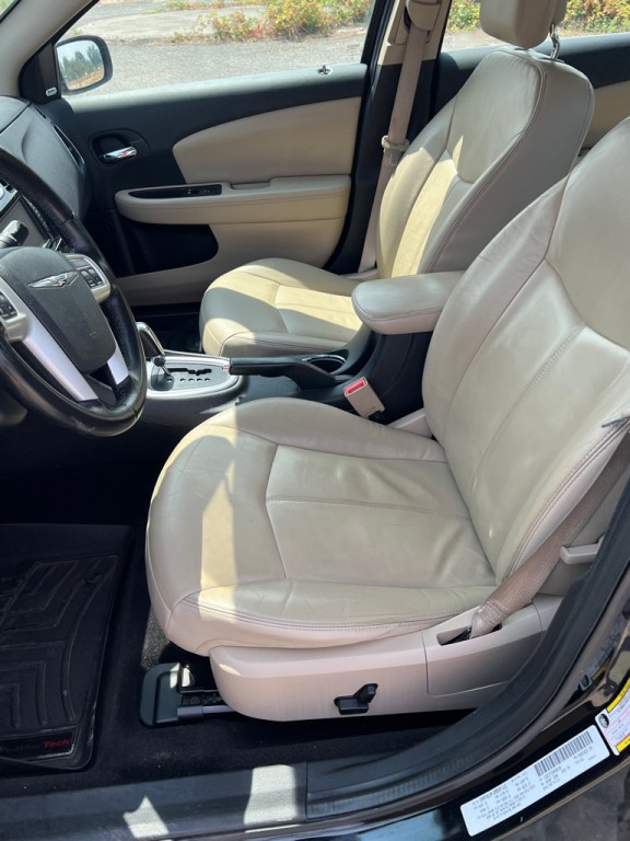 2011 Chrysler 200 Image 28