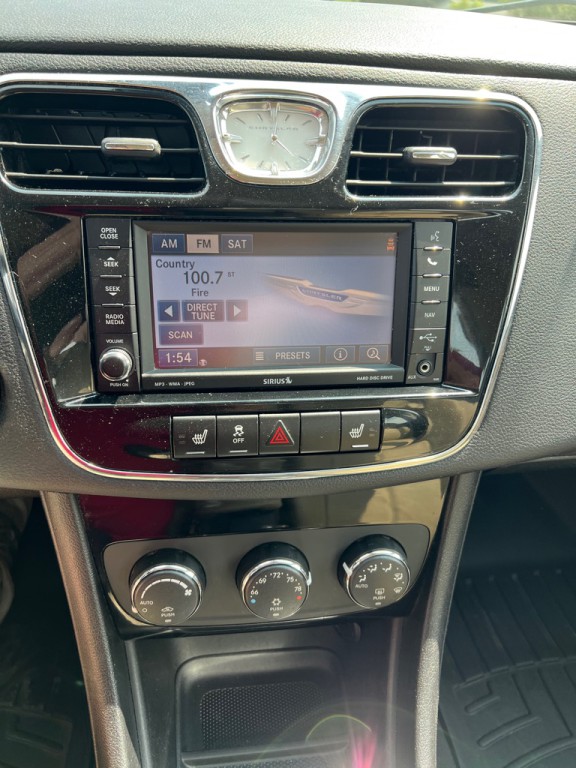 2011 Chrysler 200 Image 31