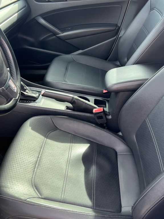2014 Volkswagen Passat Image 28