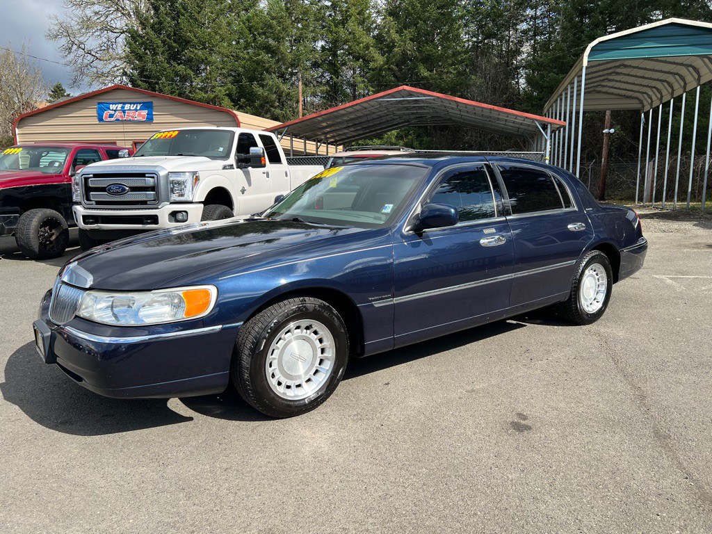 2001 Lincoln Town Car Image 3