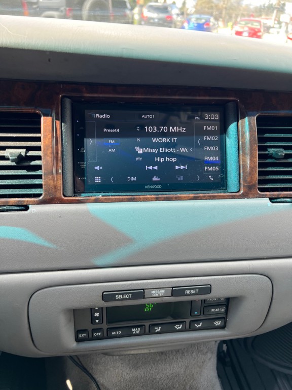 2001 Lincoln Town Car Image 23
