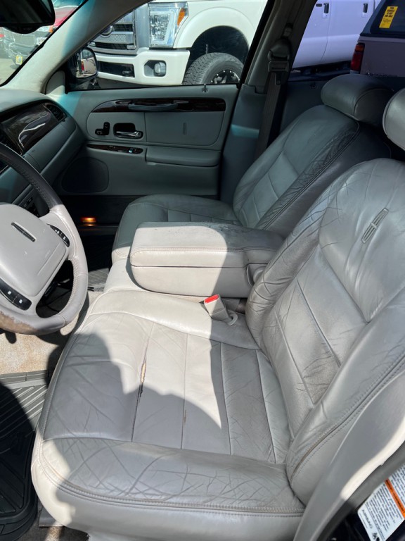 2001 Lincoln Town Car Image 24