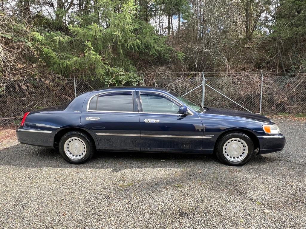 2001 Lincoln Town Car Image 25