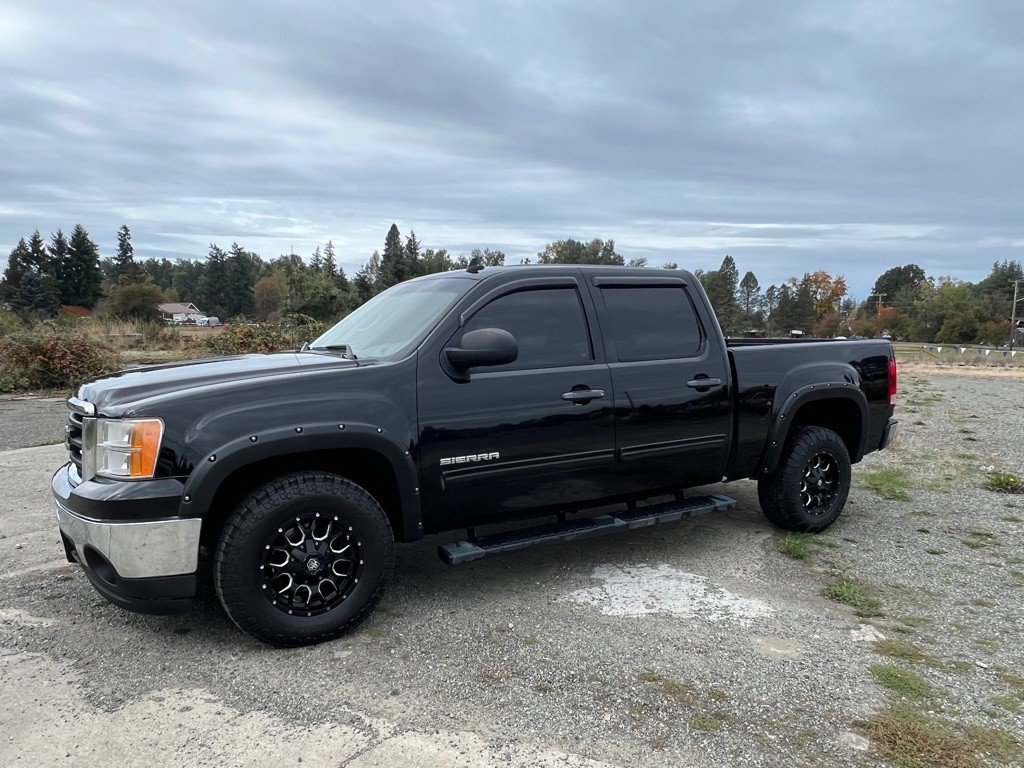 2011 GMC Sierra Image 2