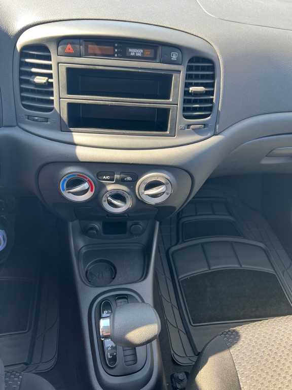 2010 Hyundai Accent Image 29