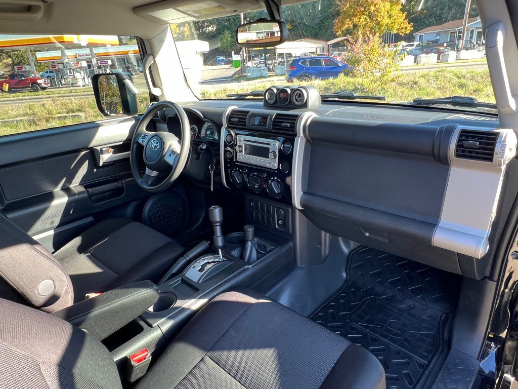 2013 Toyota FJ Cruiser Image 28