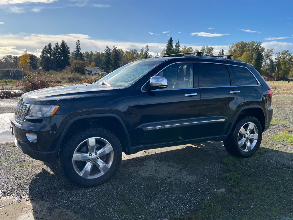 2011 Jeep Grand Cherokee Image 2
