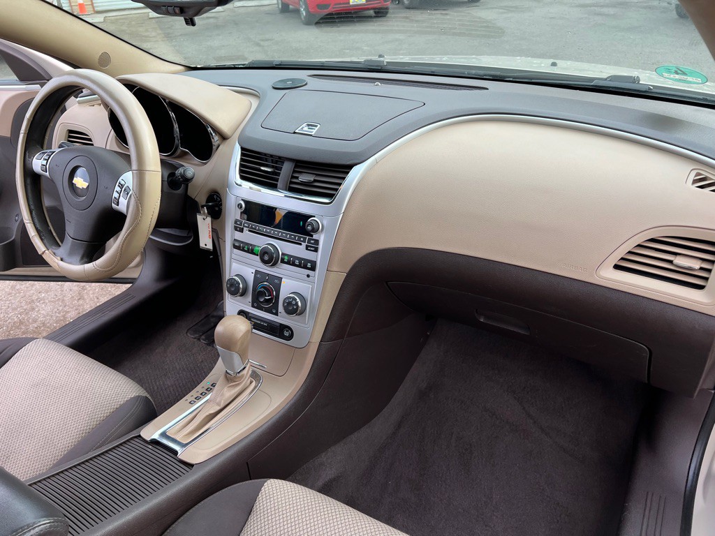 2011 Chevrolet Malibu Image 22