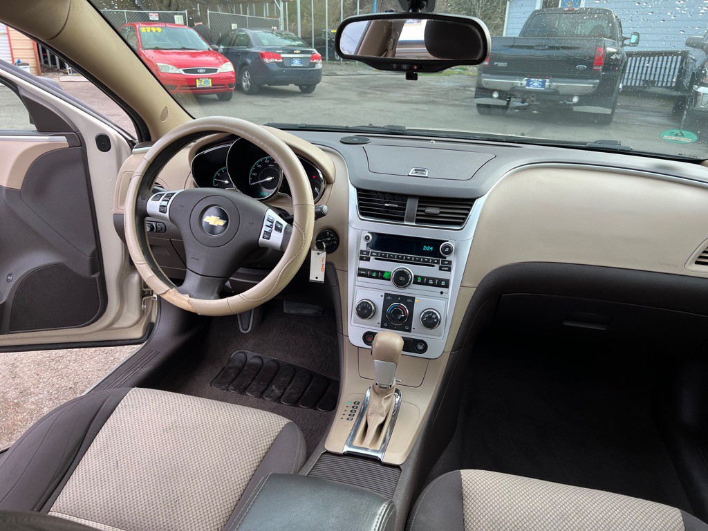 2011 Chevrolet Malibu Image 24