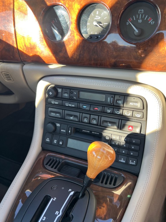 2001 Jaguar XK-Series Image 9