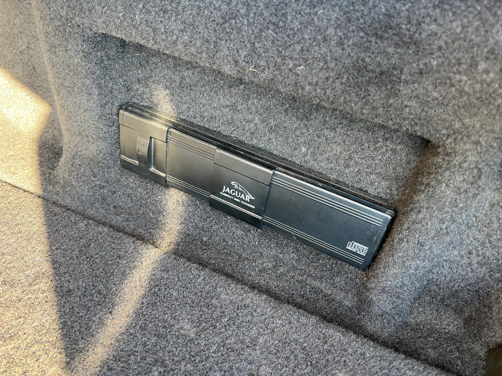 2001 Jaguar XK-Series Image 22