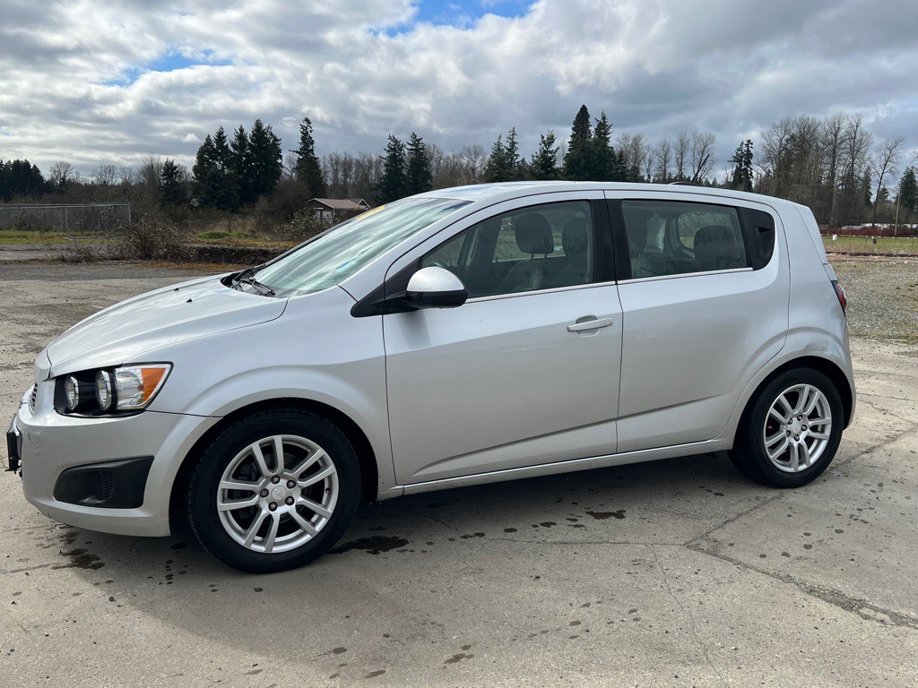 2016 Chevrolet Sonic Image 2