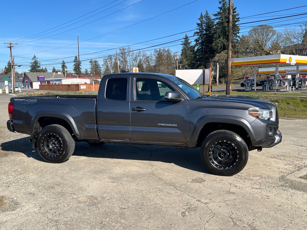 2016 Toyota Tacoma Image 38