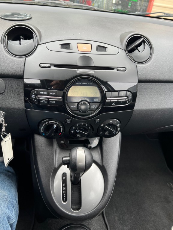 2014 Mazda Mazda2 Image 35