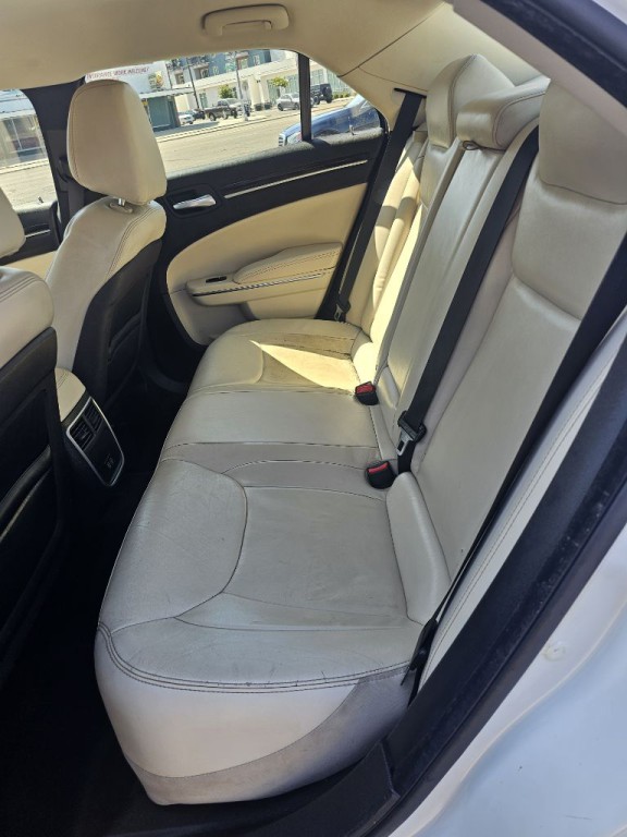 2015 Chrysler 300 Image 7
