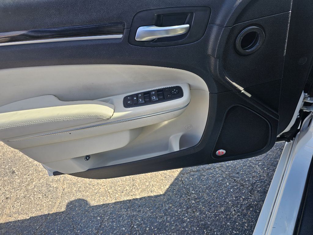 2015 Chrysler 300 Image 9