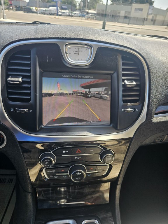 2015 Chrysler 300 Image 11