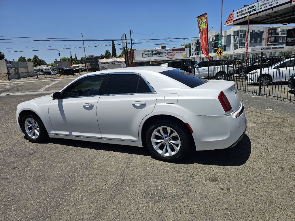 2015 Chrysler 300 Image 4
