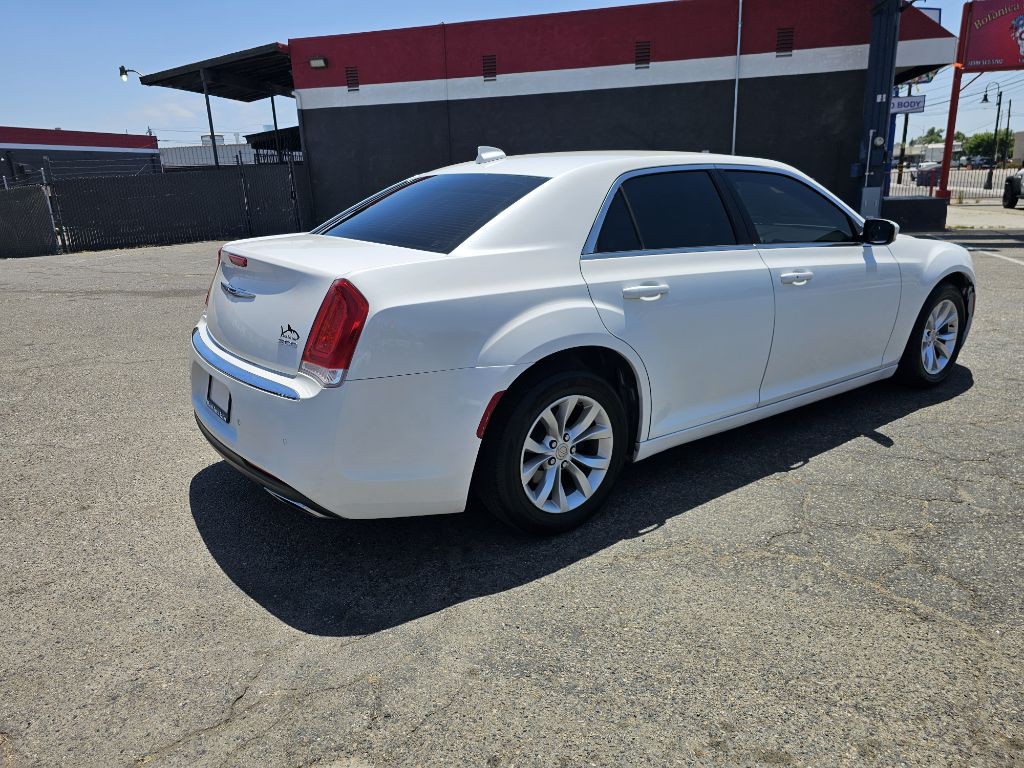2015 Chrysler 300 Image 6