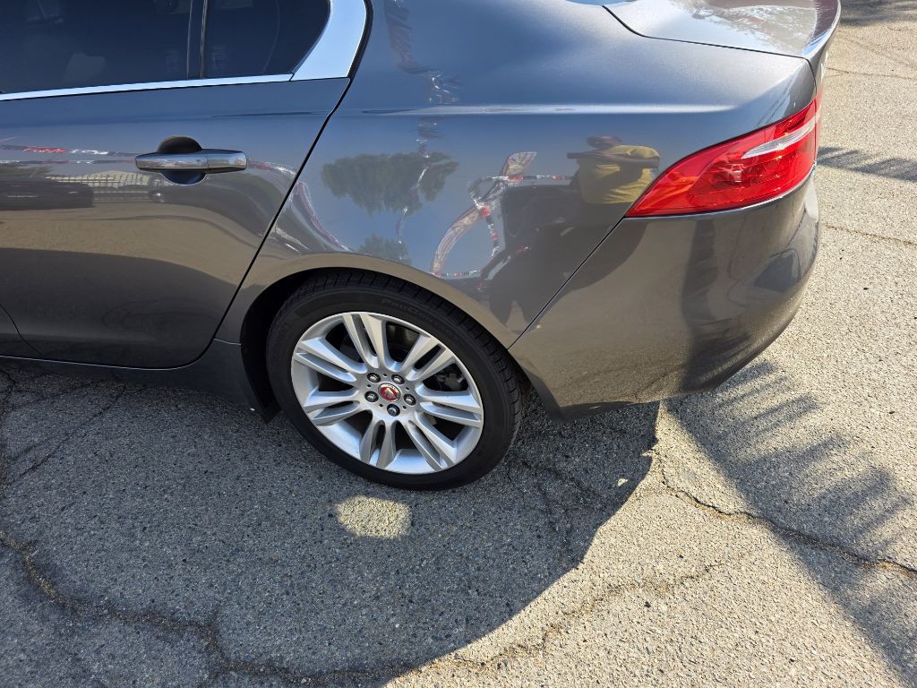 2019 Jaguar XE Image 7