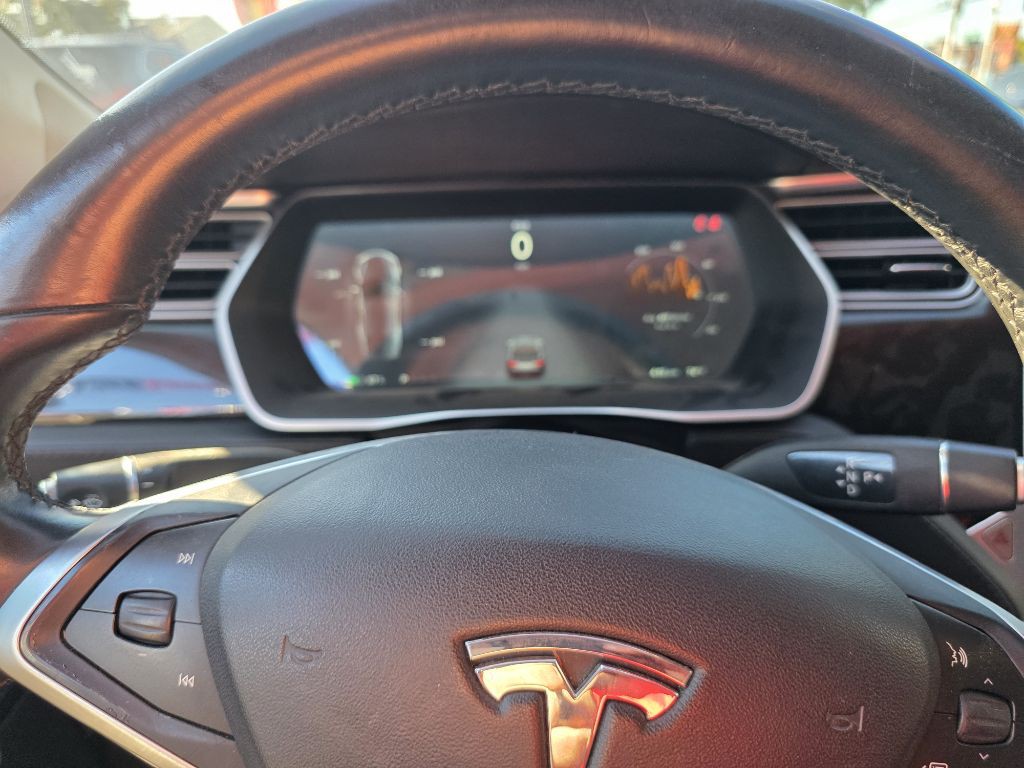 2014 Tesla Model S Image 11